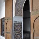 Schitterend tegelwerk bij een deur in het Bahia paleis in Marrakesh