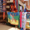 Vrolijk gekleurde stoffen in Ksar Melaâb