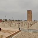 De in 1195 gebouwde Hassan toren op het plein voor het mausoleum in Rabat