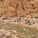 Recreatie door de lokale bevolking langs en in de Todra rivier